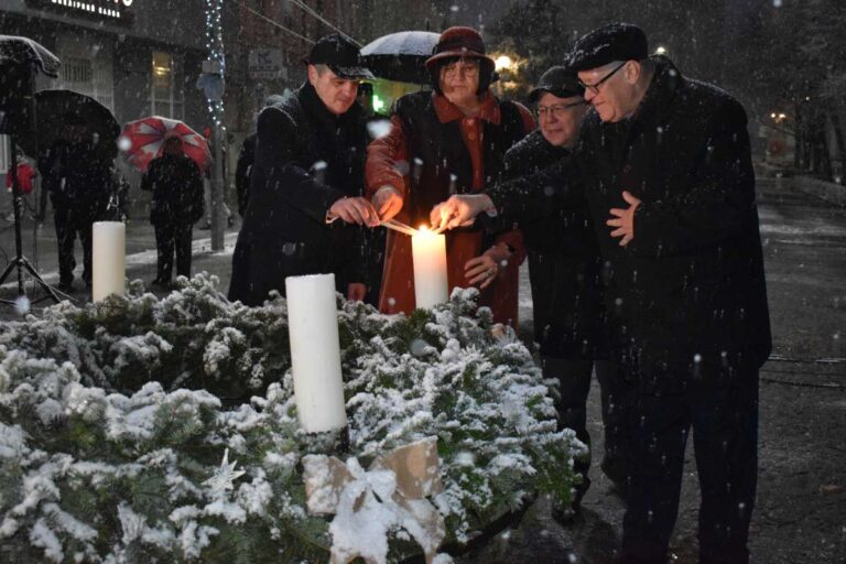 Meggyújtották az első adventi gyertyát Beregszász főterén
