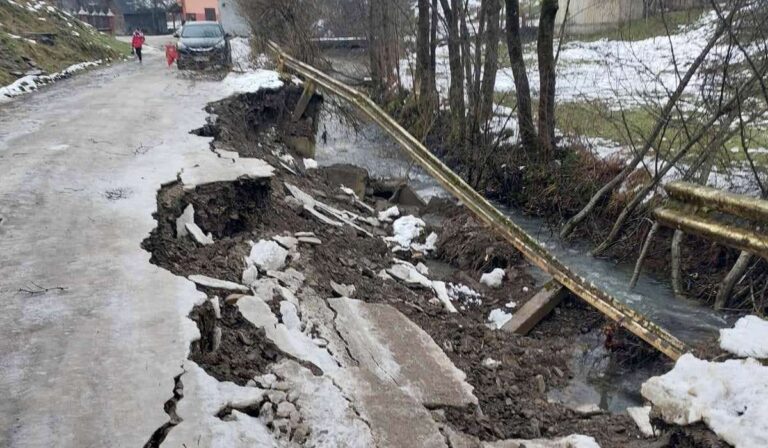 Leomlott az út egy része Ökörmező és Cserjés között