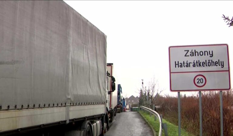 Magyar kamionosok tiltakoznak a záhonyi határátkelőnél az ukrán áruszállítók miatt