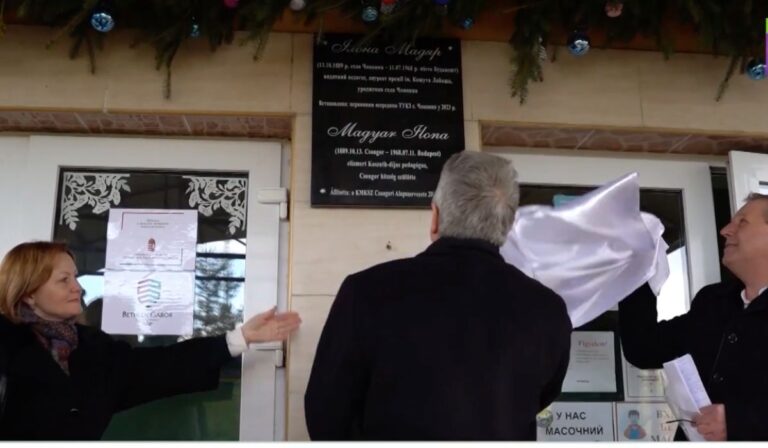 Táblaavató Magyar Ilona tiszteletére Csongoron