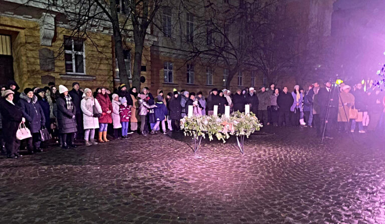 Fellobbant a negyedik gyertya lángja is Beregszász adventi koszorúján