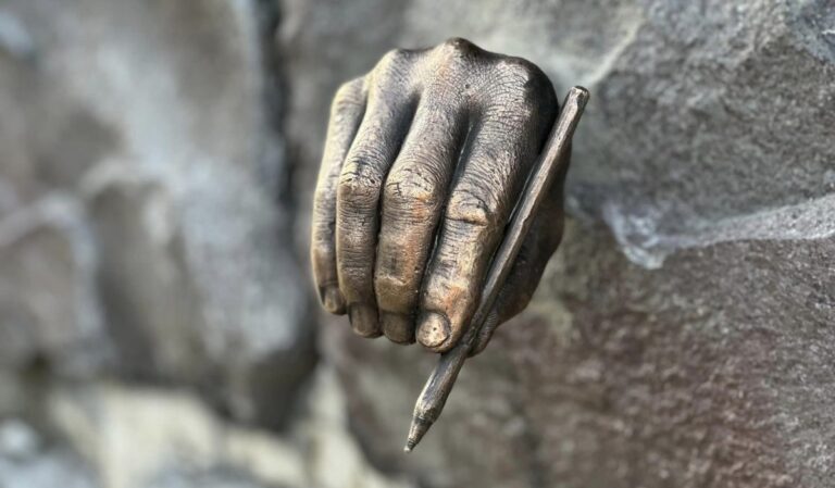 Bíró László tiszteletére avattak miniszobrot Ungváron