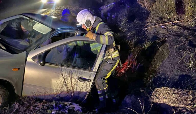 Árokba csúszott egy autó Nagyszőlős közelében