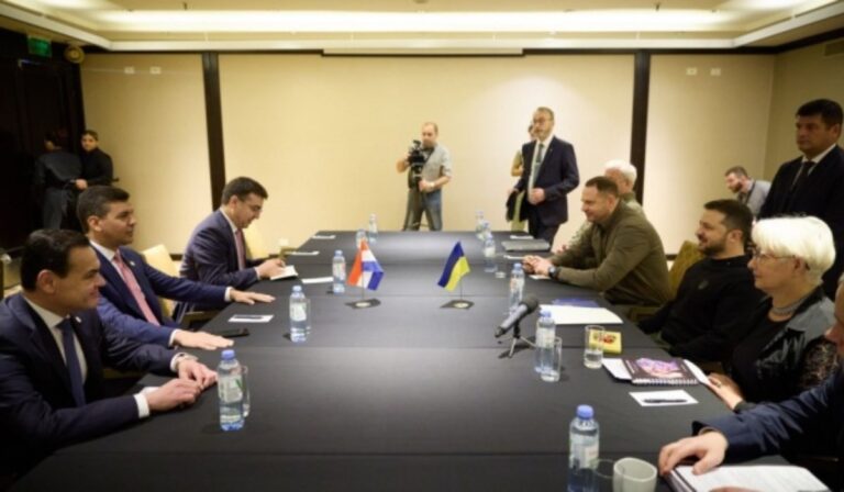 Paraguay elnökével találkozott Volodimir Zelenszkij