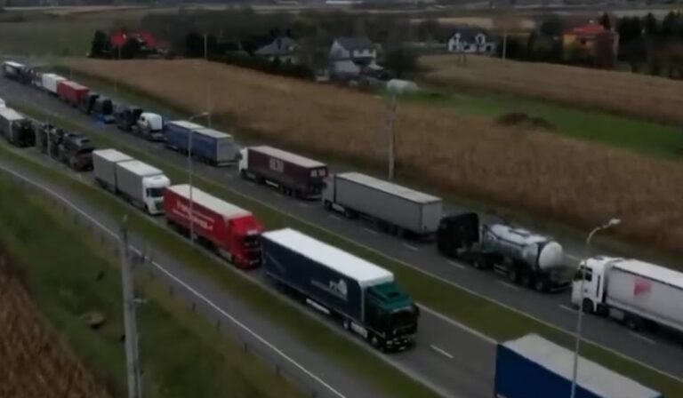 A lengyelek feloldják a határzárat az üres ukrán kamionok előtt