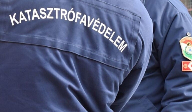 Árokba csúszott egy ukrán rendszámú autóbusz Magyarországon
