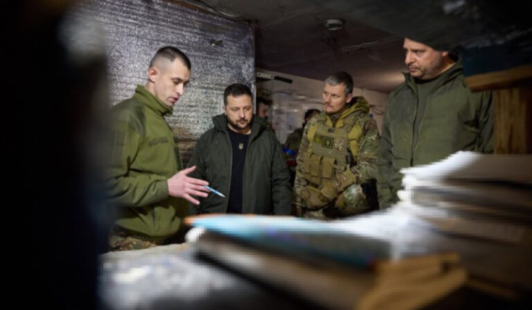 Volodimir Zelenszkij a frontvonalon fekvő Avgyijivkába látogatott