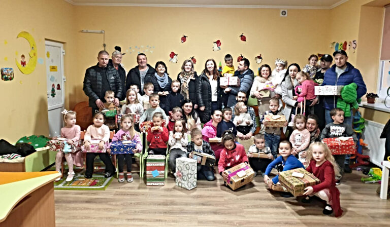 Ajándékcsomagokat osztott Kárpátalján a Határtalan Segítség Alapítvány