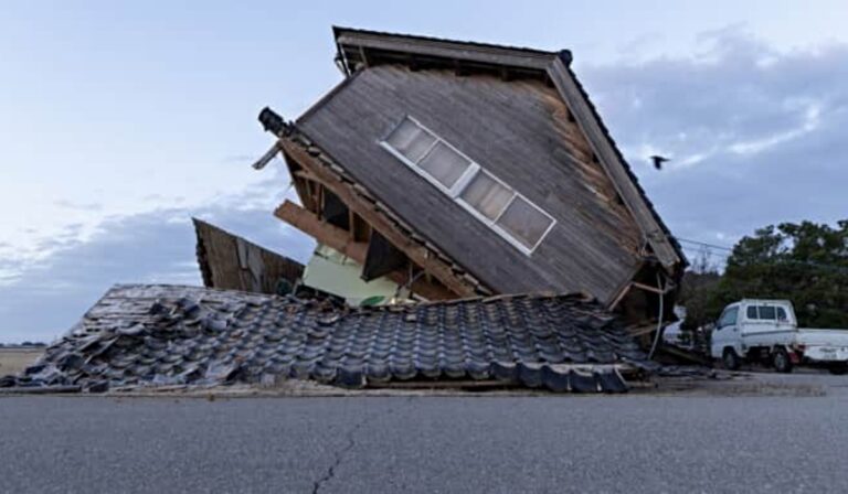 Japán földrengés: 92 halott, 460 sérült