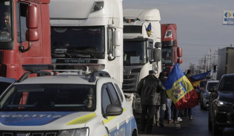 Román traktorosok tartják blokád alatt több város és határátkelőt