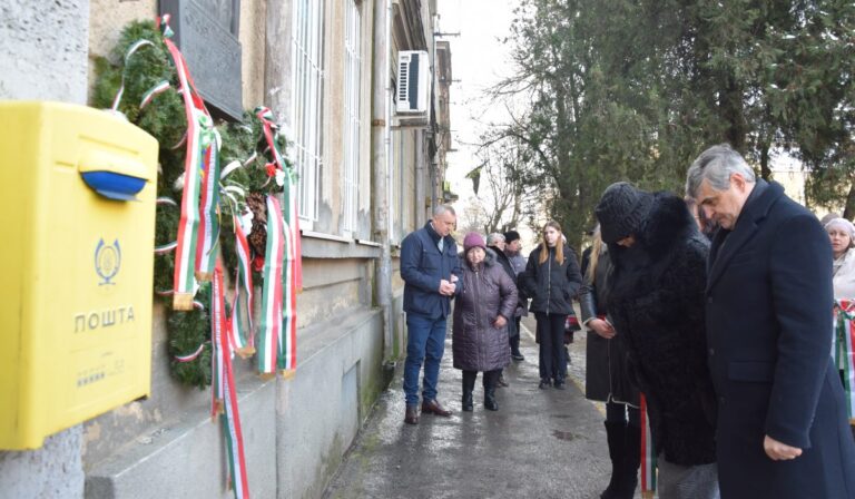 Csendes főhajtás Kölcsey emléktáblájánál Beregszászban