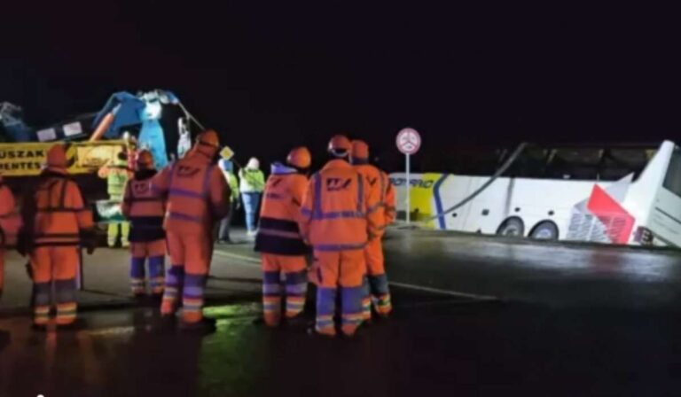 Ukrán gyerekeket szállító busz szenvedett balesetet Kisvárdánál
