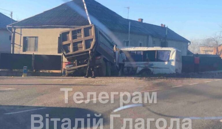 Autóbusznak hajtott egy kamion Fancsikán