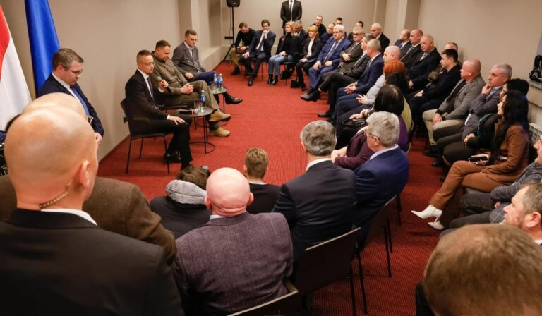 A magyar közösség vezetőivel találkozott Szijjártó Péter