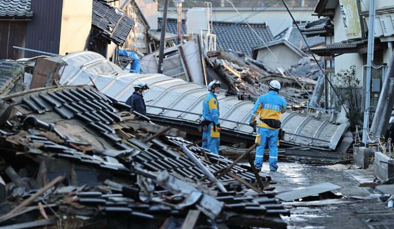 Szökőár és száznál több utórengés követte a földrengést Japánban