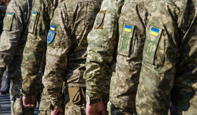 Hivatalos: csökkentették a sorkötelesek felső korhatárát