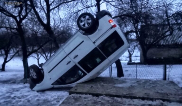 Fejtetőre állt egy autó a Huszti járásban