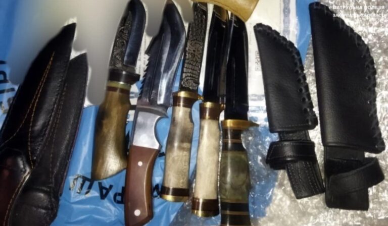 Késeket találtak a rendőrök egy gépkocsi csomagtartójában