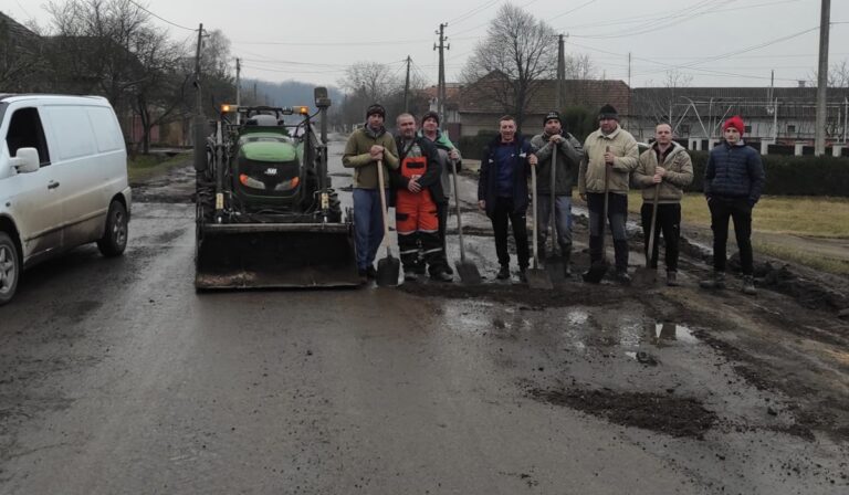Folytatódott az útjavítás Kígyóson