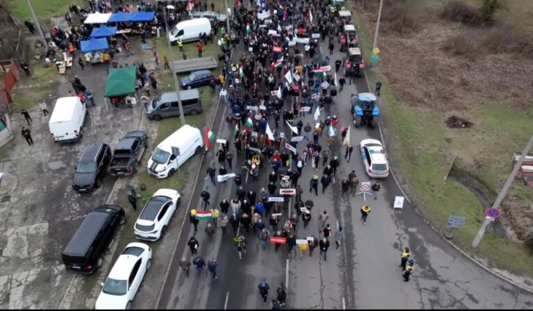 Határblokád: Záhonynál demonstrálnak a magyar gazdák