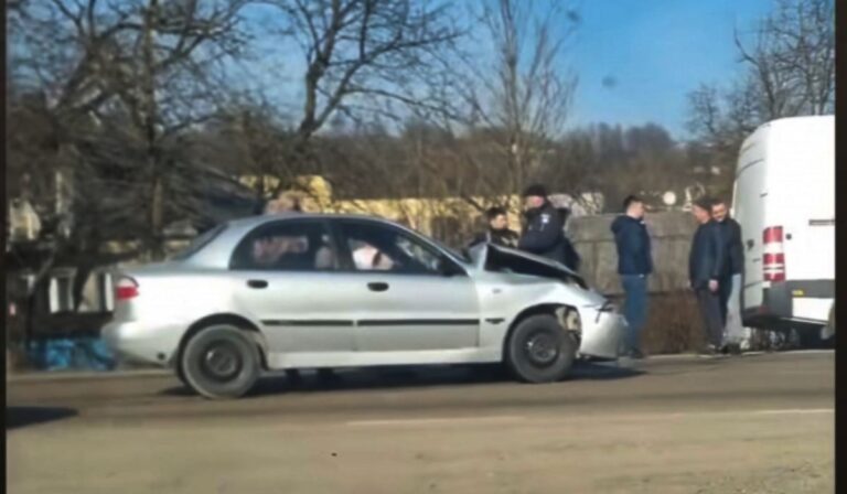 Kisbusz és autó ütközött Alsókaraszlón
