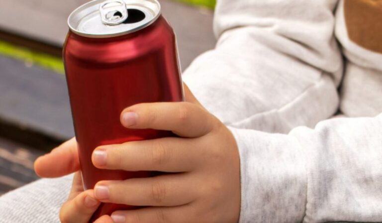 Romániában betiltották az energiaitalok forgalmazását kiskorúak számára