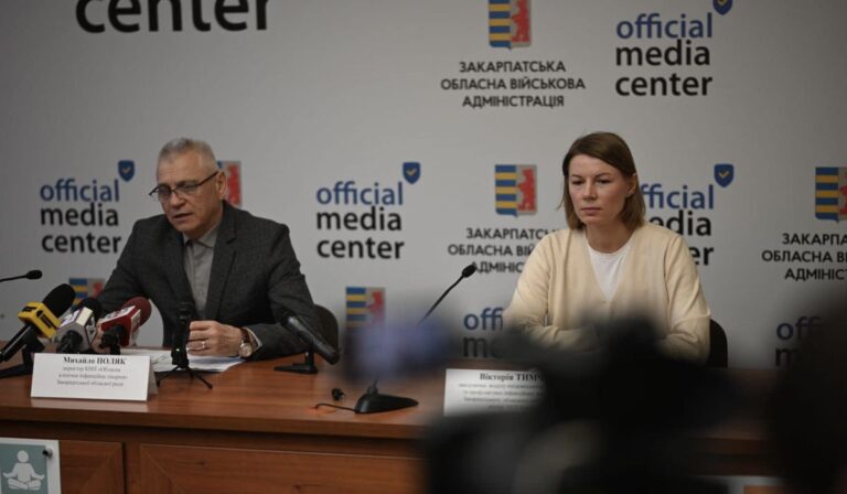 Viktoria Timcsik, Kárpátalja megye járványügyi főorvosa és Mihajlo Poljak, a megyei infektológiai kórház főorvosa