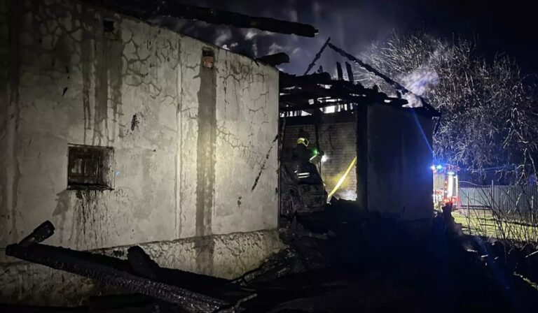 Kigyulladt egy garázs és egy pajta Husztközön