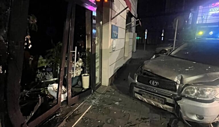 Üzletkirakatnak ütközött egy autó Ungváron
