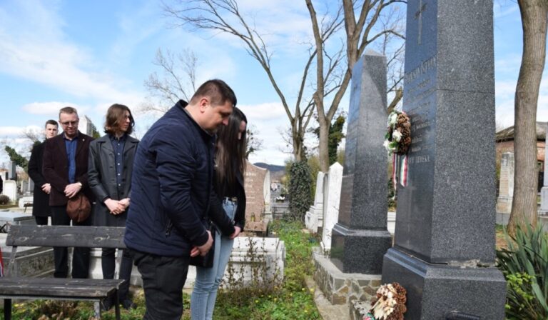 Csendes koszorúzás a beregszászi honvédek sírjánál