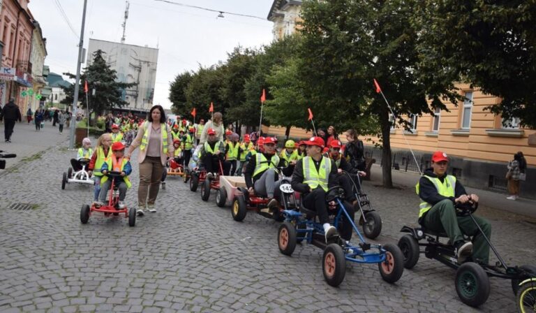 „Villogj velünk láthatósági mellényben!” – Rajz- és videópályázat a biztonságos közlekedésért