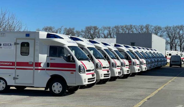 Mentőautókat, egészségügyi felszereléseket és gyógyszereket kapott Ukrajna