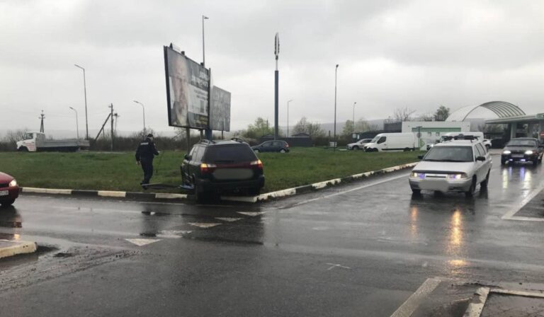 Gyorsan hajtott, táblába ütközött egy sofőr Ungvár közelében