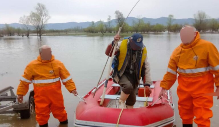 A Tisza közepén rekedt egy pásztor Kárpátalján