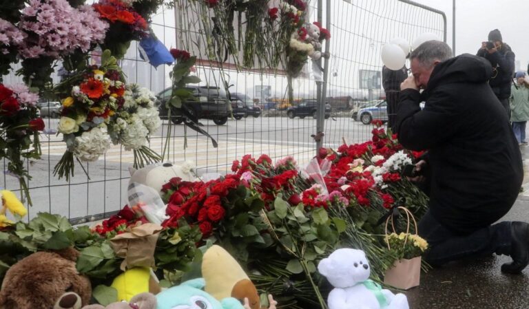 Moszkvai terrortámadás: több mint 140-re emelkedett a halálos áldozatok száma