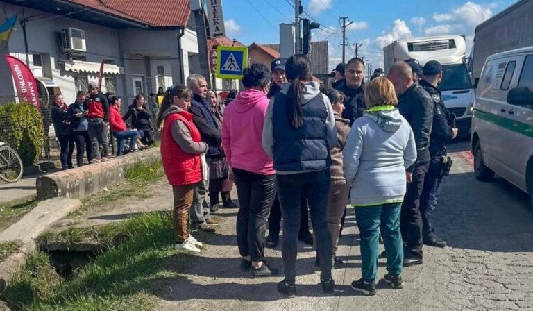 Az erőszakos mozgósítás ellen tüntettek Munkács közelében