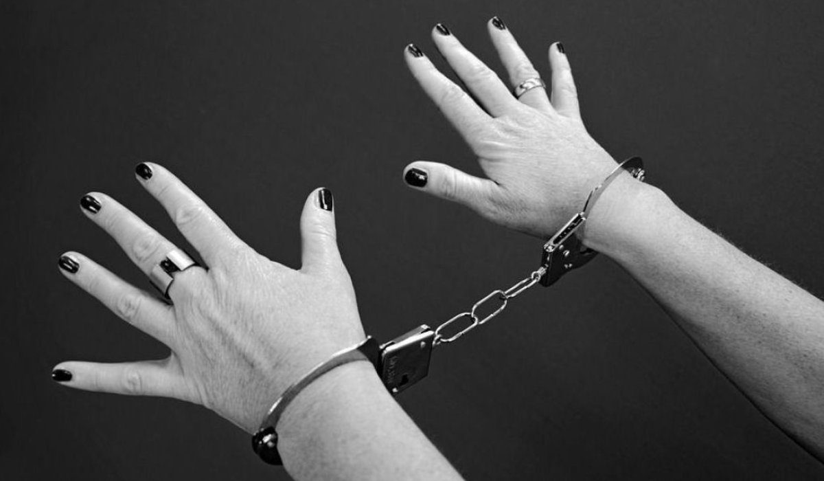 nő kéz bilincs