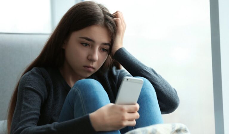 WHO: minden hatodik gyermeket zaklatnak az online térben