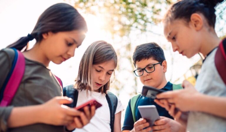 Szlovákiában betiltják a mobiltelefonok használatát az iskolák alsó tagozatán