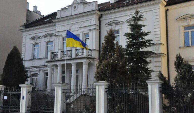 Újra fogadják a hadköteles férfiakat az ukrán külképviseletek