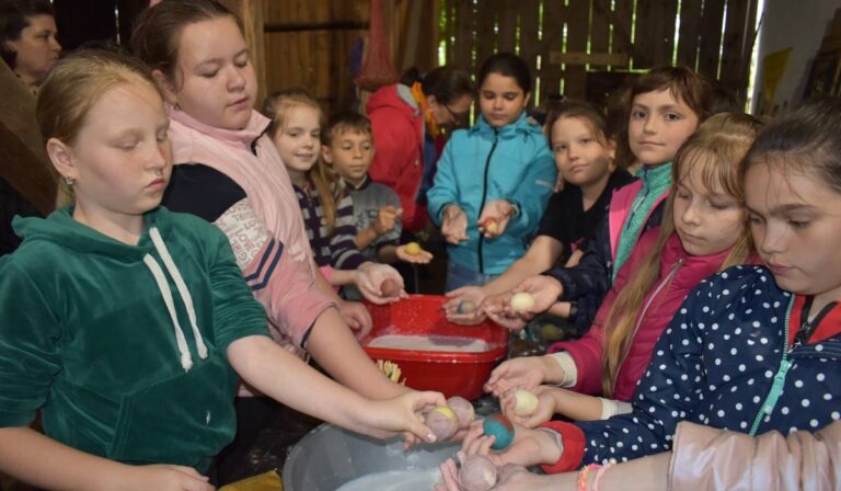 Eső mosta tavaszi foglalkozás a Nagyberegi Tájházban