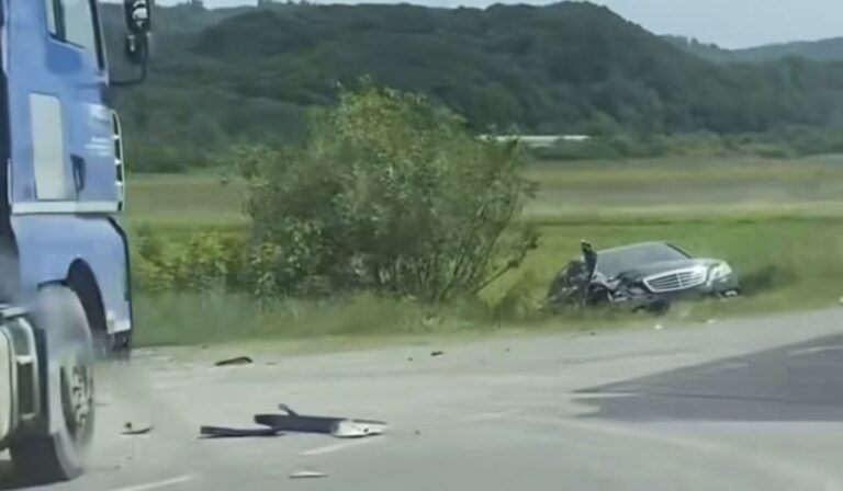 Teherautó és egy személygépkocsi ütközött össze Huszt közelében