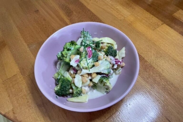 Brokkolis-csicseriborsós saláta