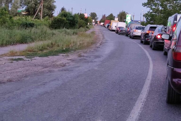 Több kilométeres sorok alakultak ki a kárpátaljai határátkelőhelyeken