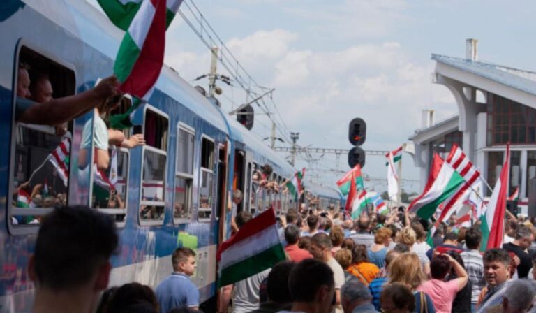 Elindult a Székely Gyors és a Csíksomlyó Expressz Erdélybe