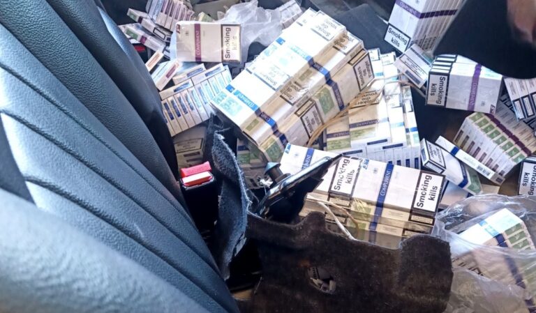 Csaknem ezer doboz cigarettát találtak egy autóban Nevetlenfalunál