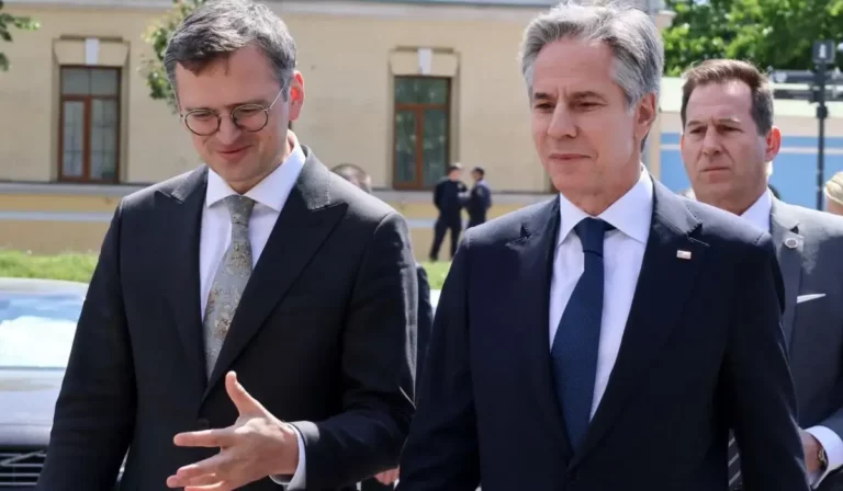 Blinken Kijevben újabb kétmilliárd dollár támogatást ígért Ukrajnának