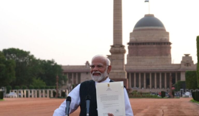 Beiktatták az indiai miniszterelnököt