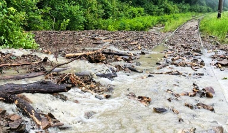 Iszap ömlött a vasúti sínekre Nagyberereznánál