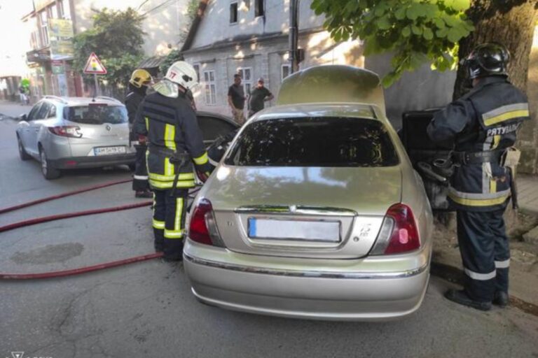 Kigyulladt egy autó Beregszász központjában